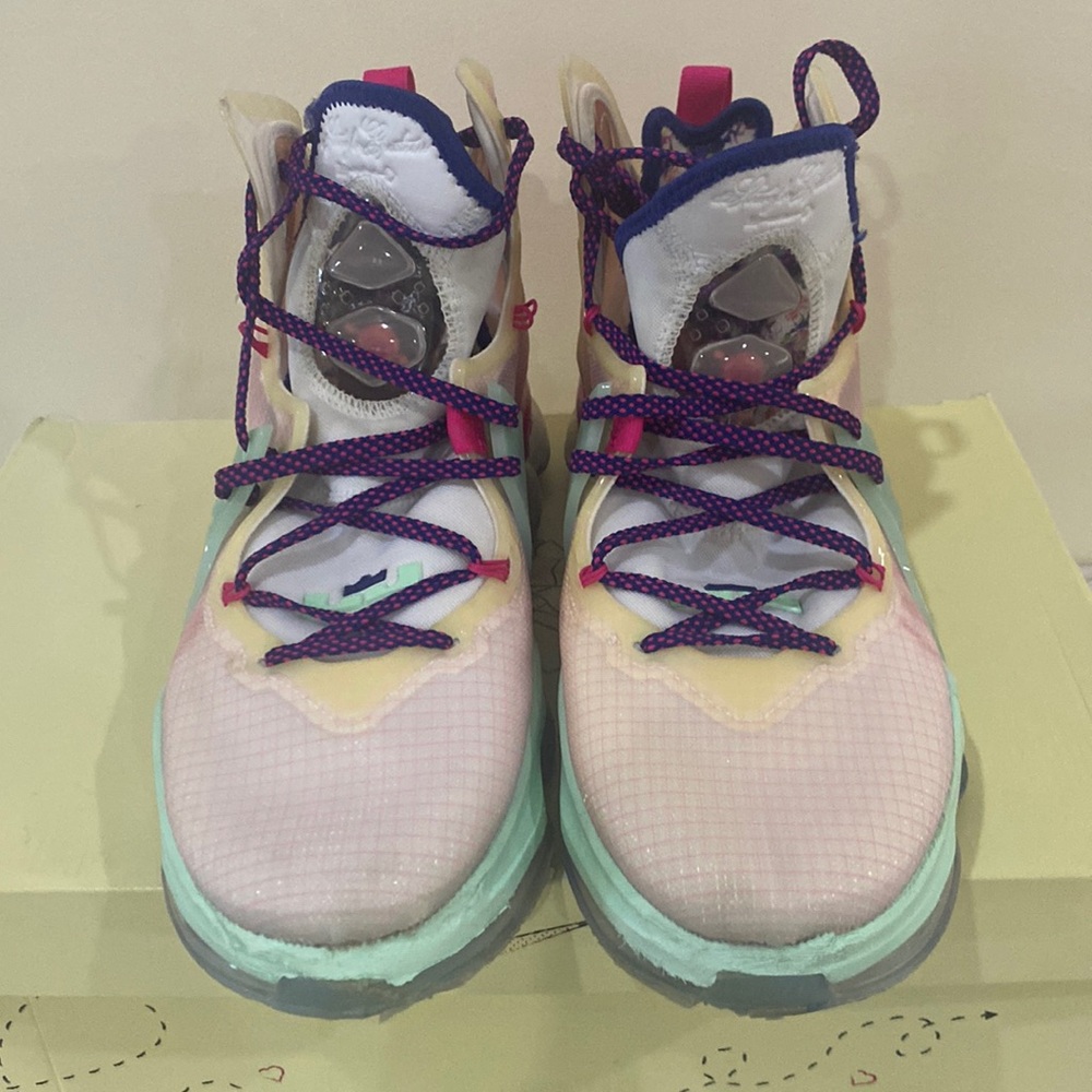 Lebron XIX Valentines Day - Picture 1 of 8
